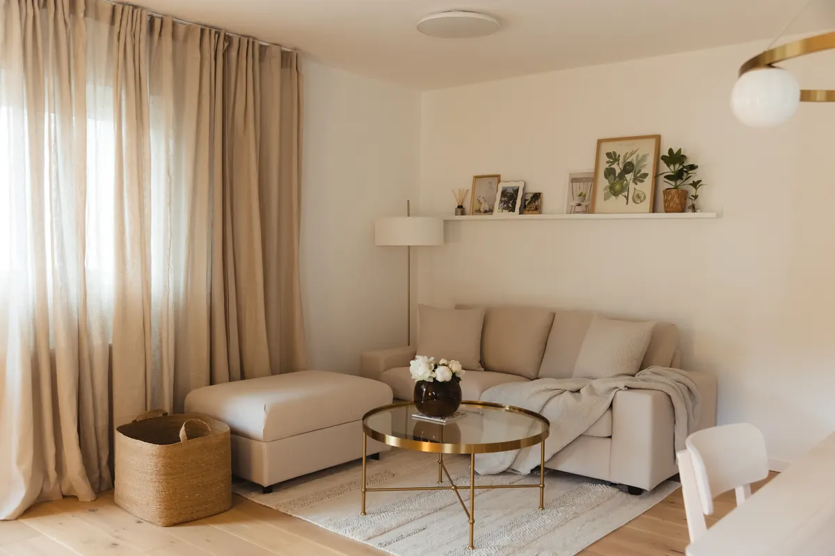 Bright furnished living room with sofa in ELS_Apartment